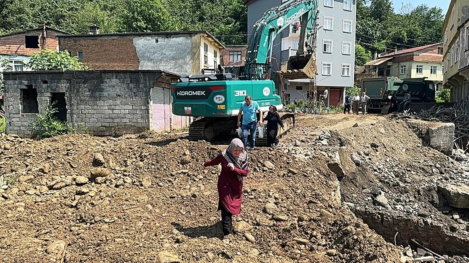 Sağanağın ardından hasar giderme çalışmaları sürüyor