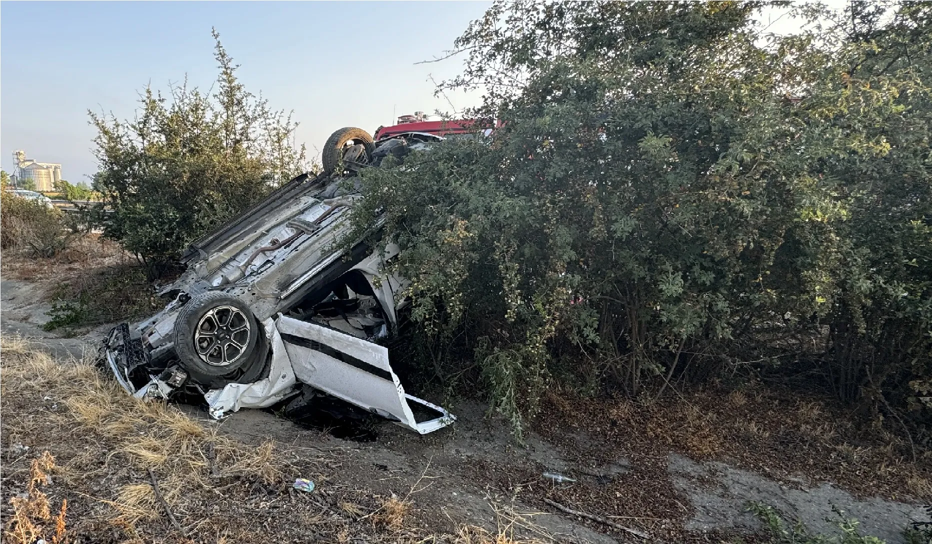 Refüje çarpıp devrilen hafif ticari araçtaki 3 kişi yaralandı