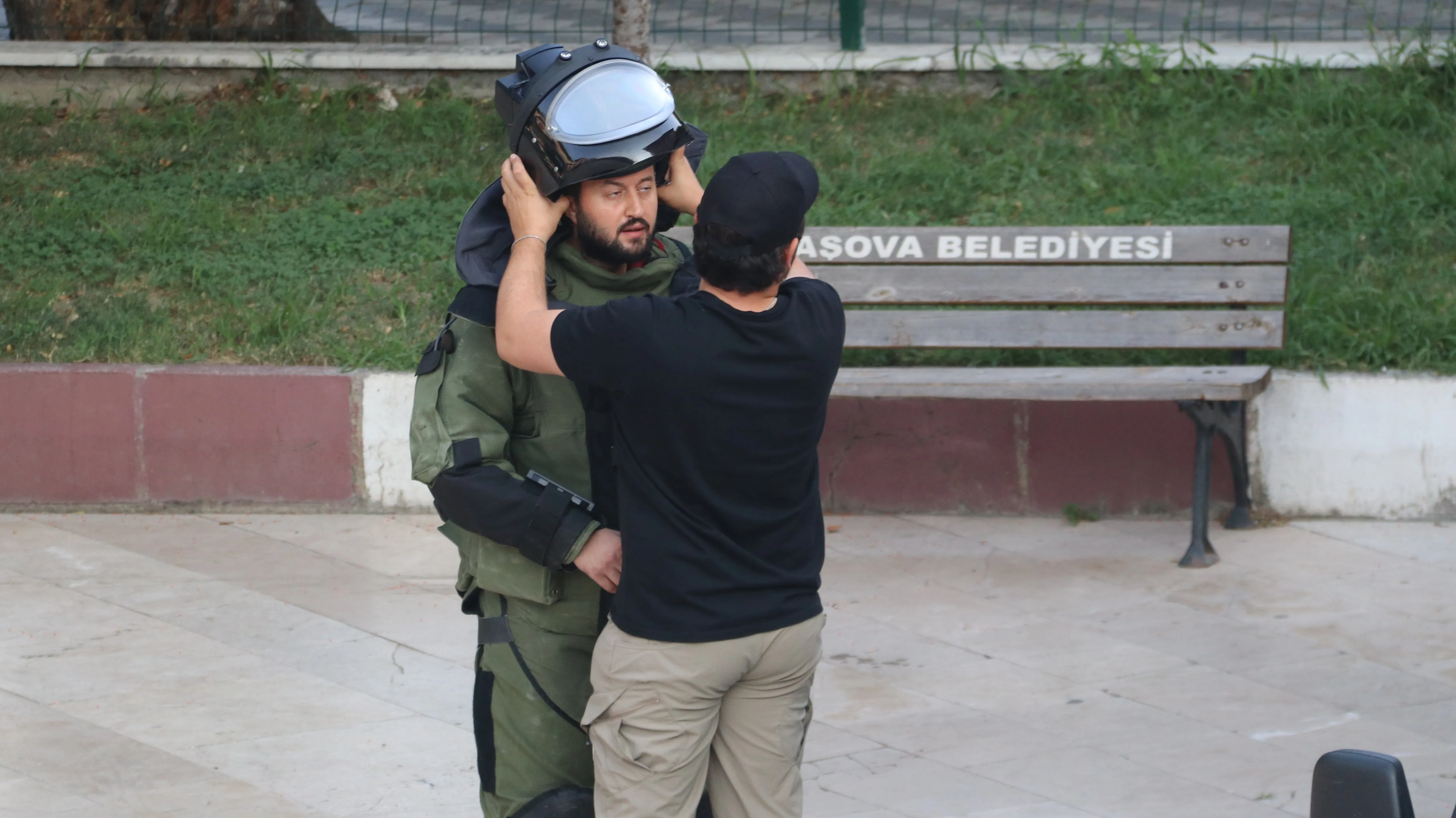 Şüpheli çanta fünye ile patlatıldı