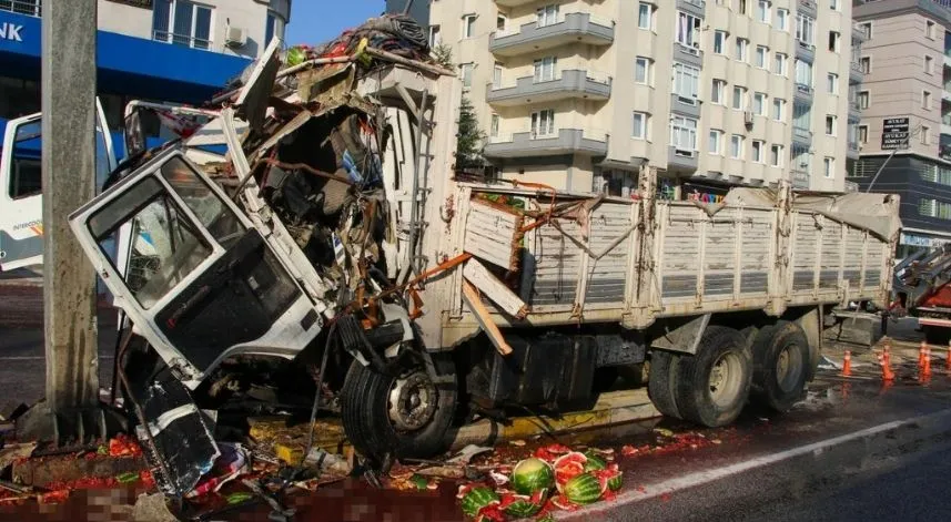 Direğe çarpan kamyonun sürücüsü hayatını kaybetti