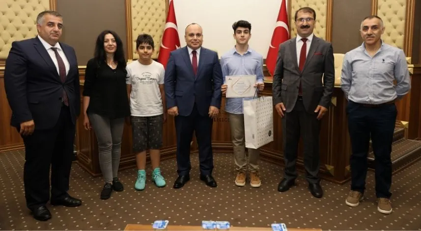 Artvin Valisi Ünsal'dan başarılı öğrencilere ödül