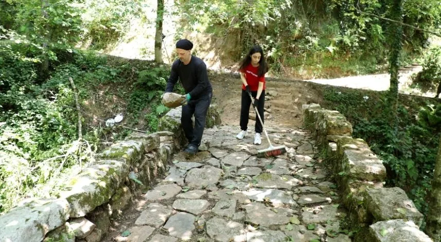 Rize'de baba kız tarihi kemer köprüdeki yabani otları temizledi