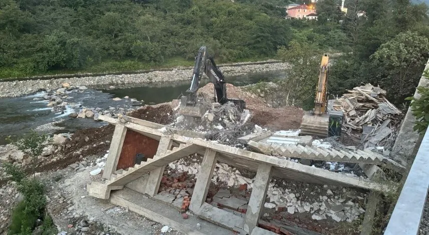 Giresun'da taşkın sahasında inşa halindeki yapı iş makineleriyle yıkıldı