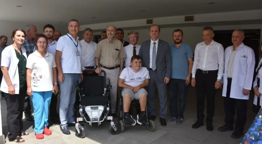 Trabzon'da plastik atıklarla engelli çocuğa akülü araç alındı