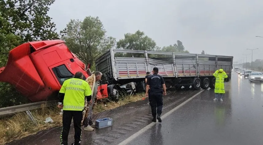 Çorum-Samsun kara yolundaki iki kazada 4 kişi yaralandı
