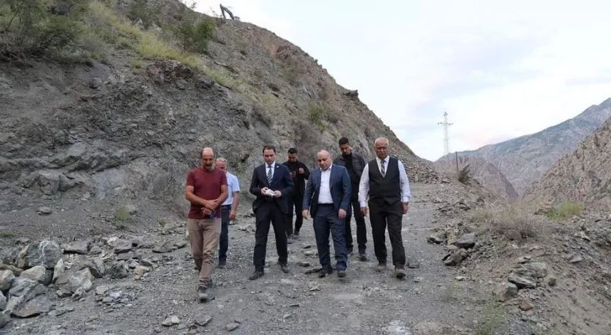 Artvin Valisi Ünsal, heyelan nedeniyle kapanan köy yolunu inceledi