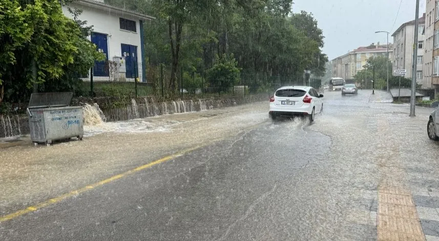 Bartın'da sağanak sonucu yollarda su birikintileri oluştu