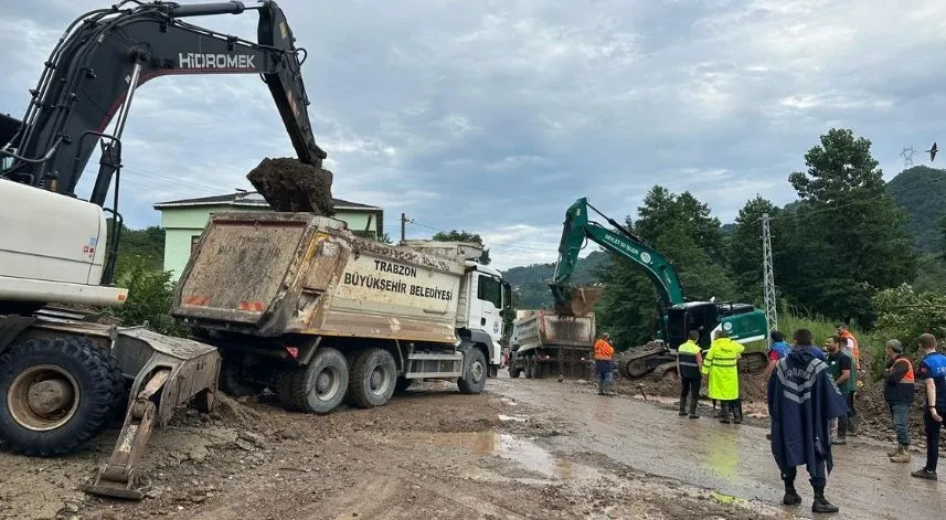 Trabzon'da heyelan nedeniyle kapanan yollar ulaşıma açıldı