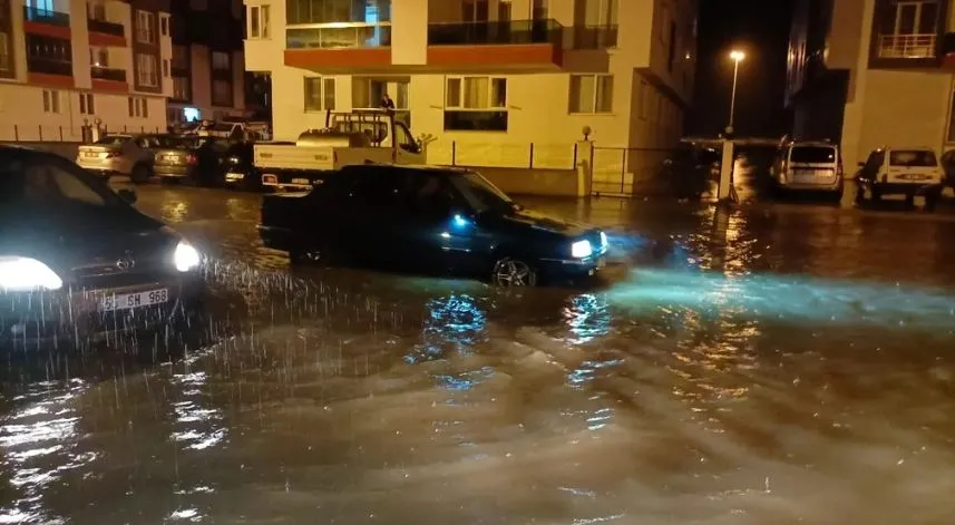 Sinop'ta sağanak nedeniyle su baskınları yaşandı