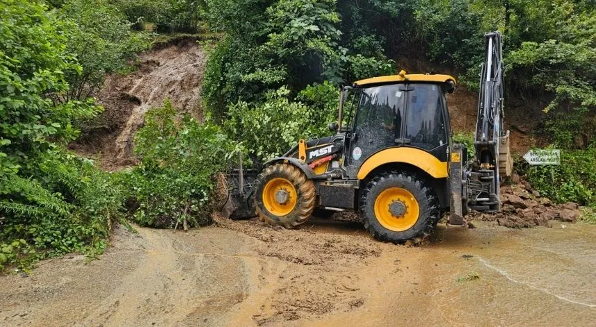 Trabzon'da sağanaktan etkilenen ilçelerde çalışmalar devam ediyor