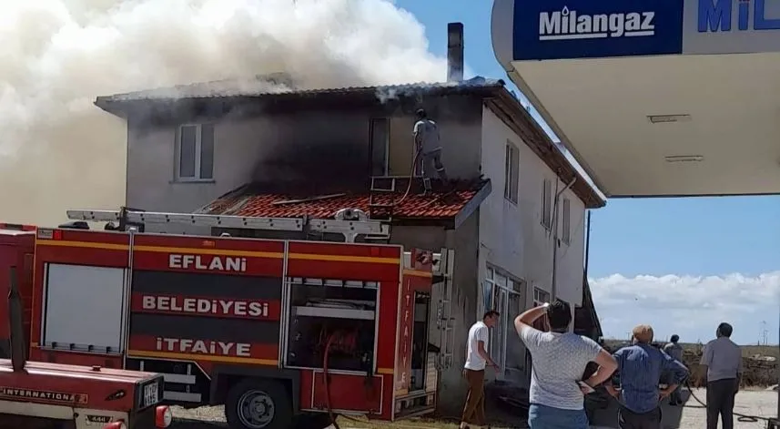 Karabük'te müstakil evin çatısında çıkan yangın söndürüldü