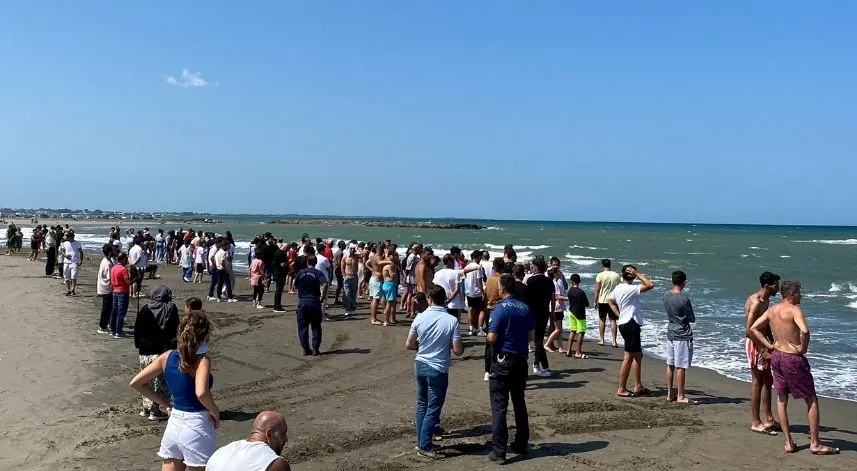 Samsun'da boğulma tehlikesi geçiren genç kurtarıldı, babası aranıyor