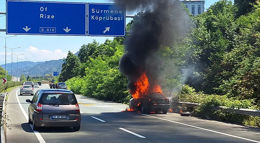 Rize yolunda seyreden araç alev alev yandı