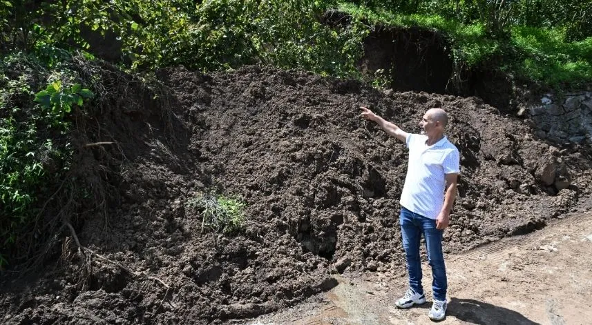 Trabzon'daki heyelanda fındık ağacının kayarak sürüklenmesi cep telefonuyla kaydedildi