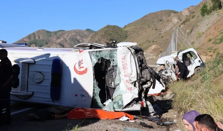 Ambulans ile hafif ticari aracın çarpışması sonucu 4 kişi öldü