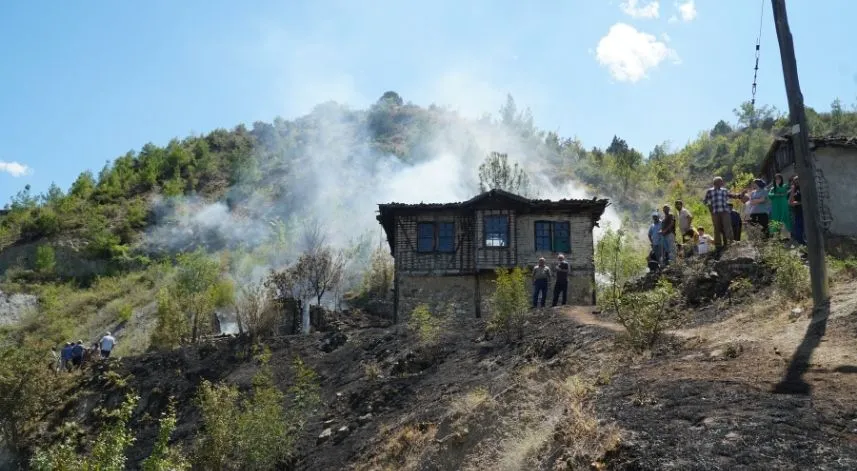 Çorum'da çıkan yangında ormanlık alan ve bir ev zarar gördü