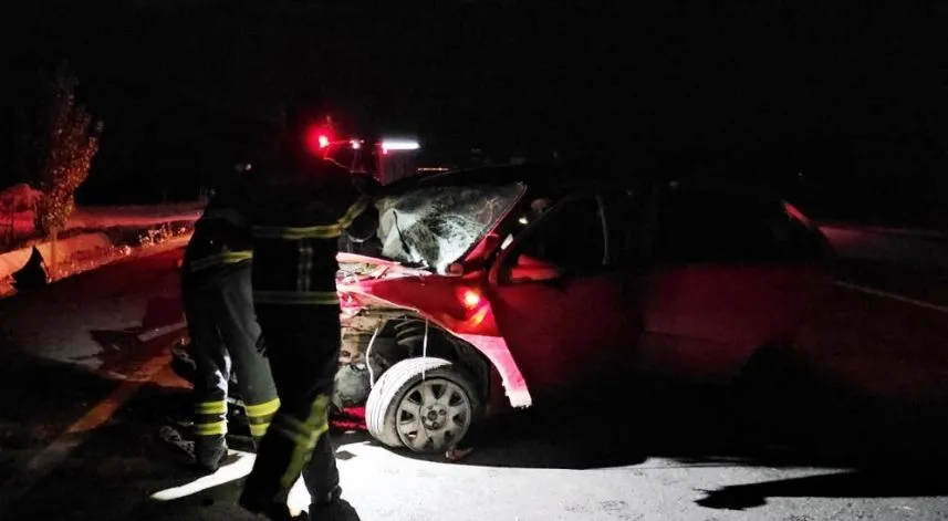 Traktörle çarpışan otomobilin sürücüsü yaralandı