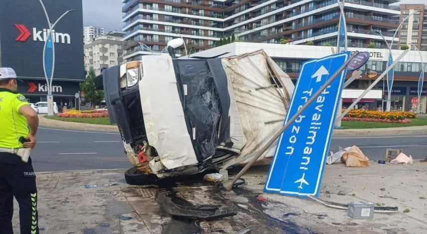 Tarım işçilerini taşıyan kamyonet ile taksi çarpıştı, 20 kişi yaralandı