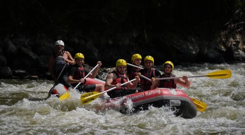 Düzce'de sıcak havadan bunalanlar Melen Çayı'nda rafting yaptı