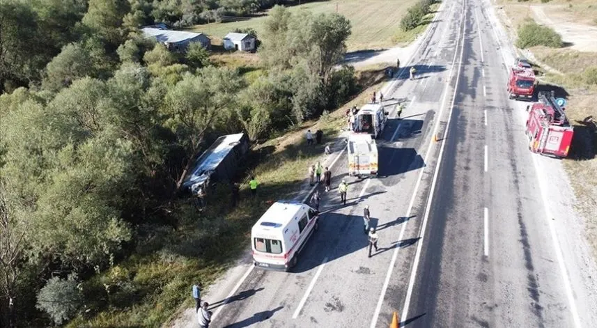 Yolcu otobüsünün devrildiği kazada 1 kişi öldü, 33 kişi yaralandı