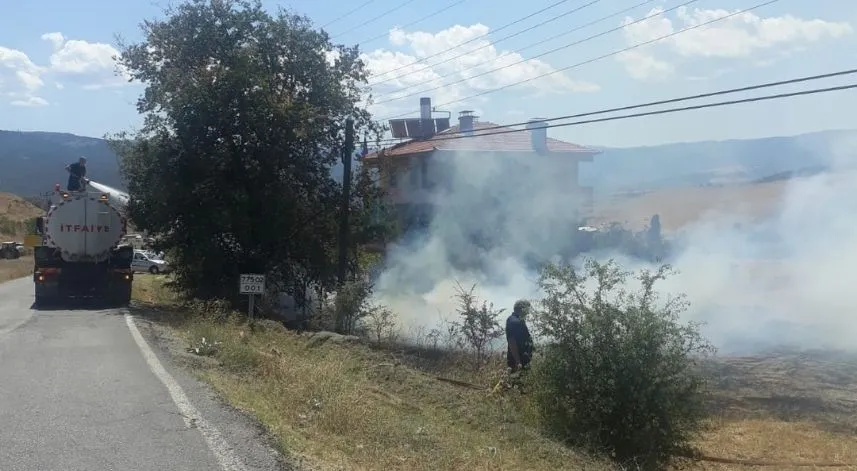 Tosya'da çıkan yangında 2 dekar tarım arazisi zarar gördü