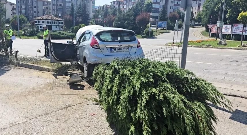 Karabük'te yol kenarındaki ağaçlara çarpan otomobilin sürücüsü yaralandı