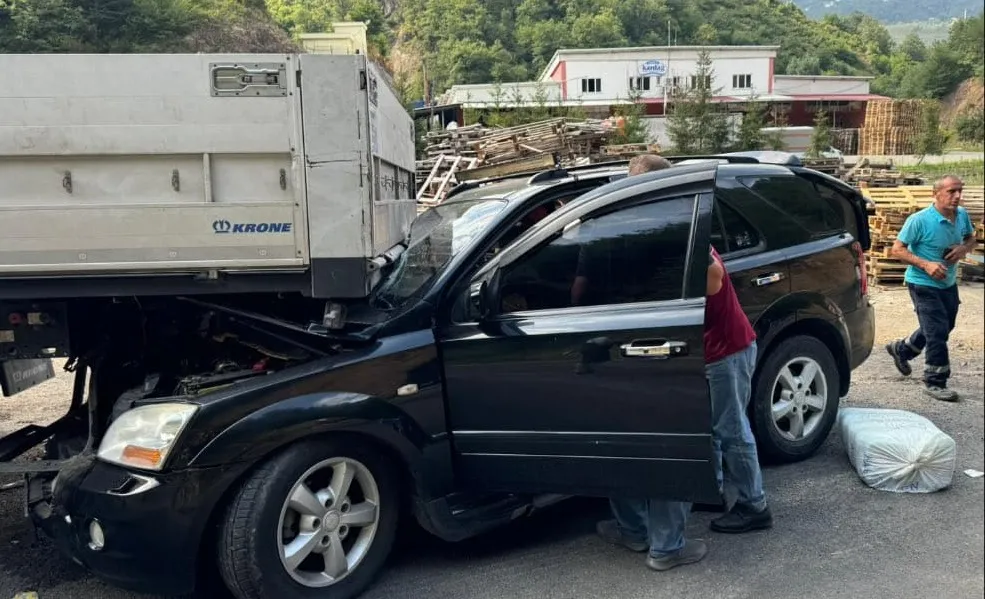 Park halindeki tıra çarpan otomobildeki 3 kişi yaralandı