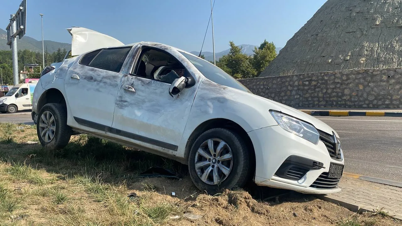 Polisin 'dur' ihtarına uymayan sürücü kaza yaptı