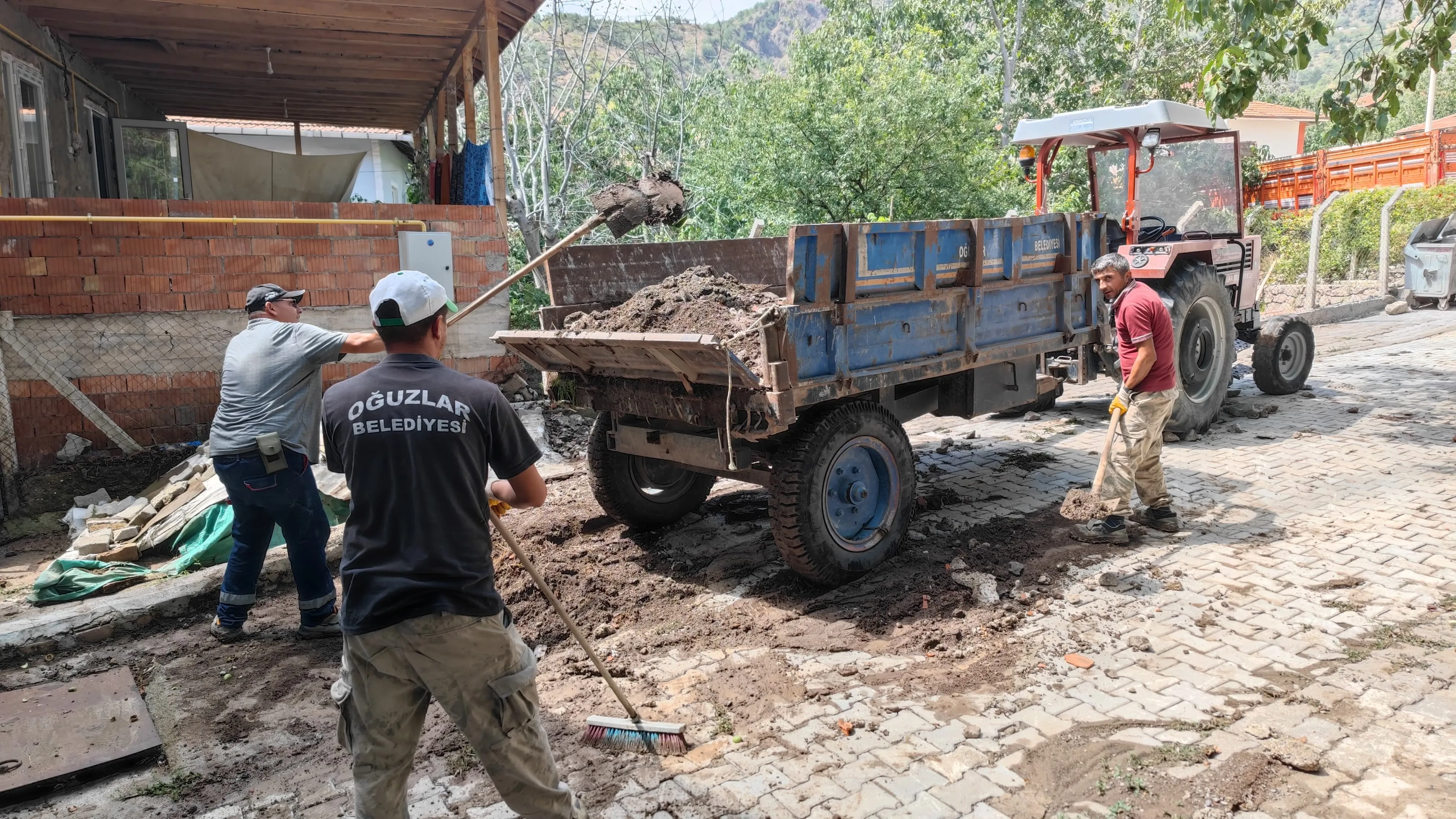 Şiddetli yağışın ardından temizlik çalışmaları başladı