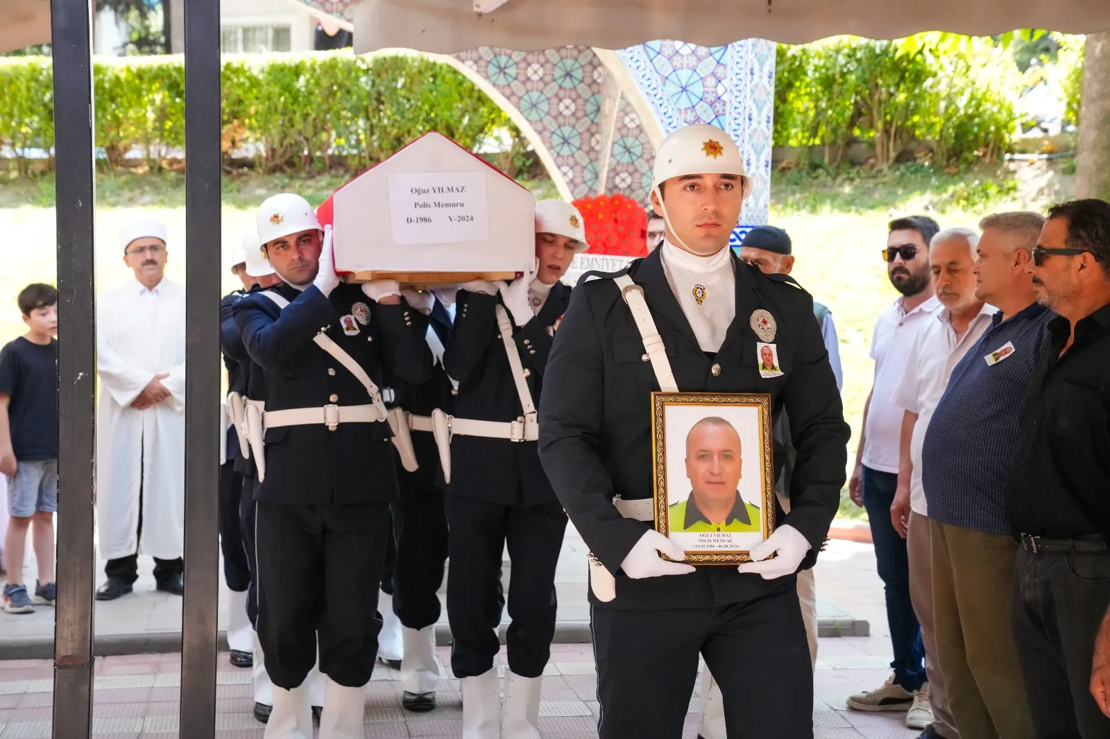 Tedavi gördüğü hastanede ölen polis memuru toprağa verildi