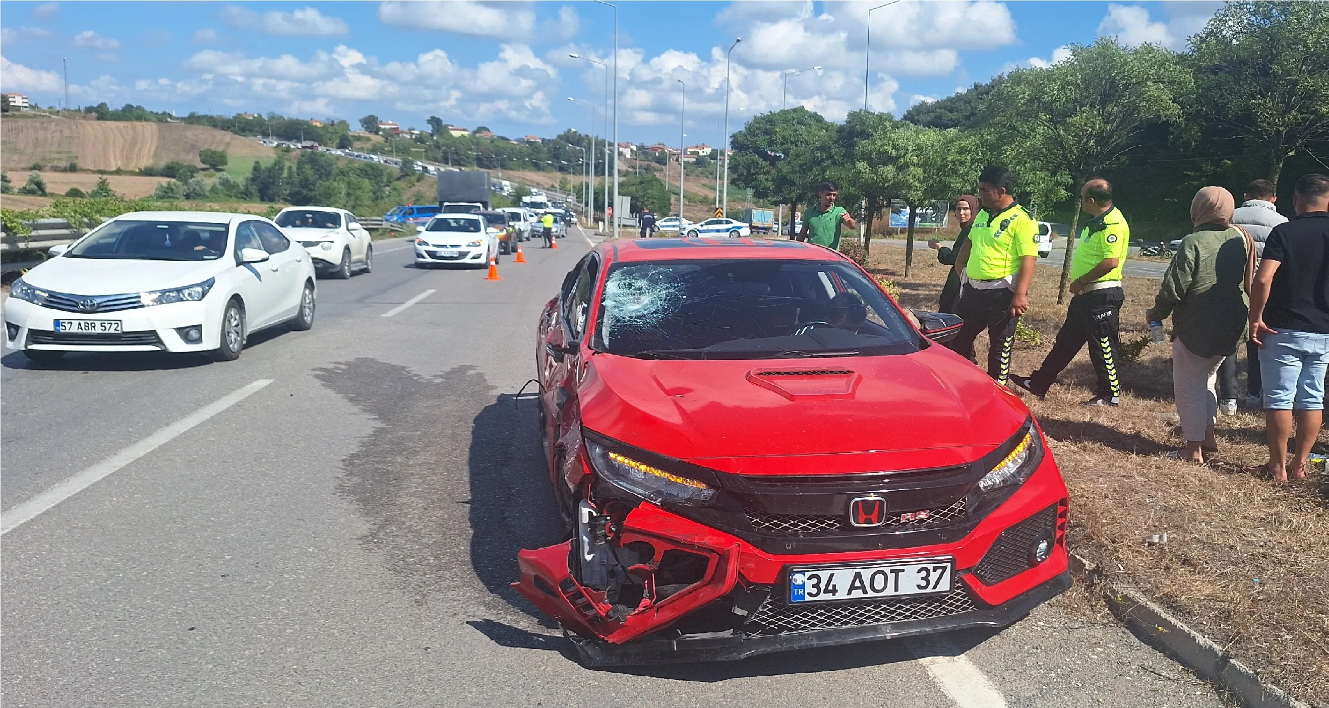 Otomobille çarpışan elektrikli bisikletteki çift yaralandı