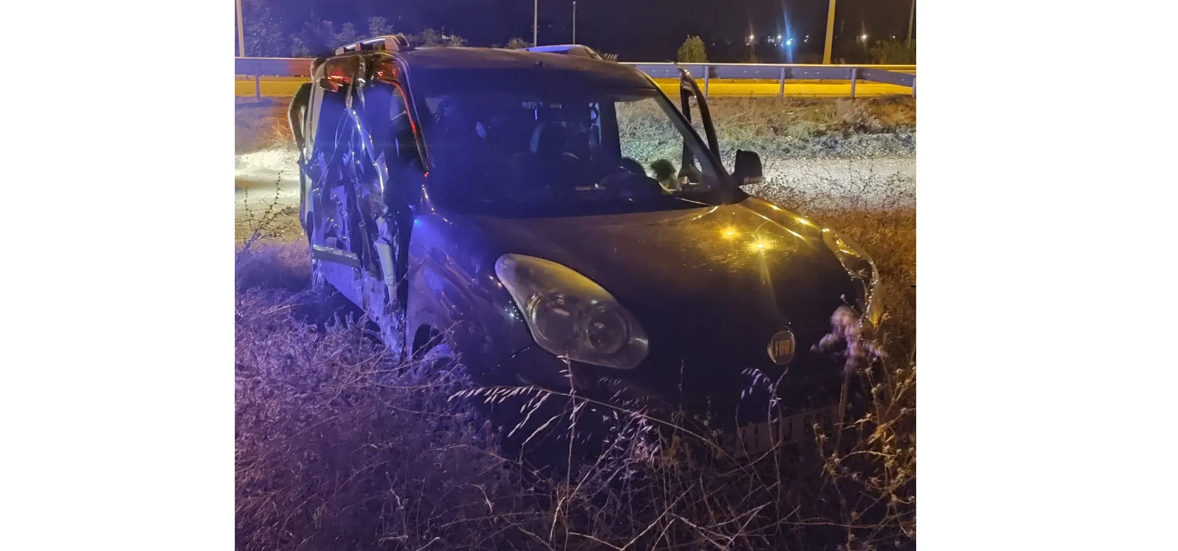 Bariyere çarpan hafif ticari araçtaki 6 kişi yaralandı