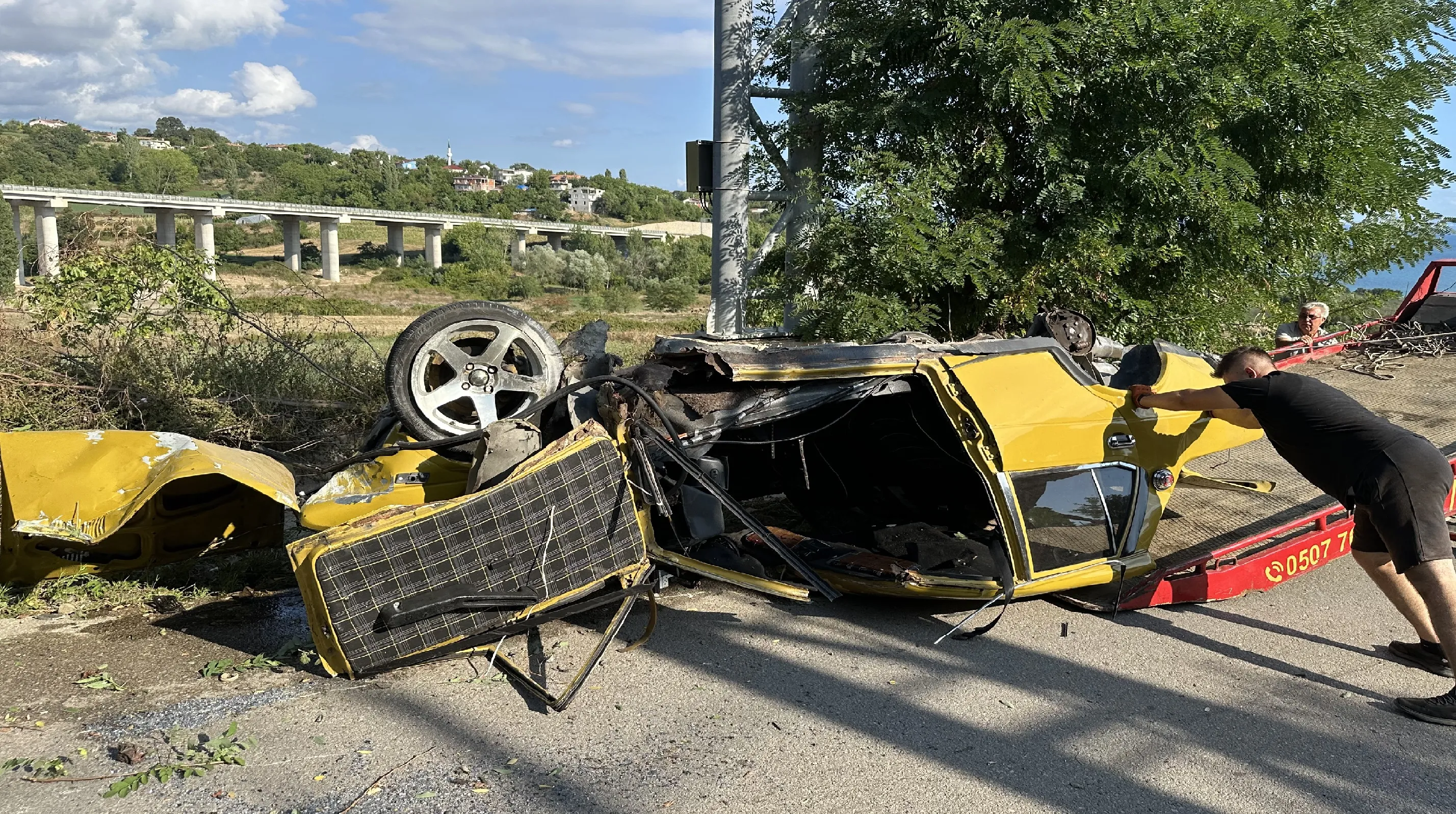 Elektrik direğine çarpan otomobilin sürücüsü yaralandı