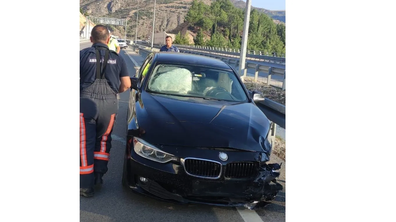 Bariyerlere çarpan otomobildeki 4 kişi yaralandı