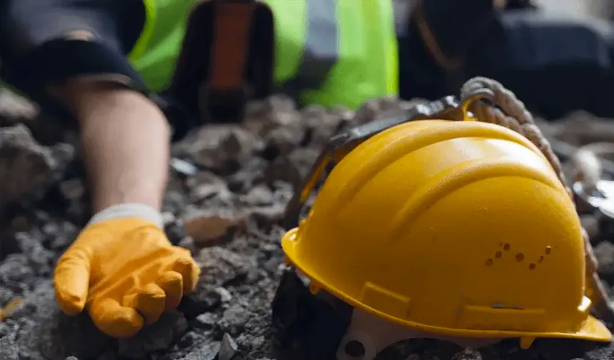 Kolunu iş makinesine kaptıran işçi yaralandı