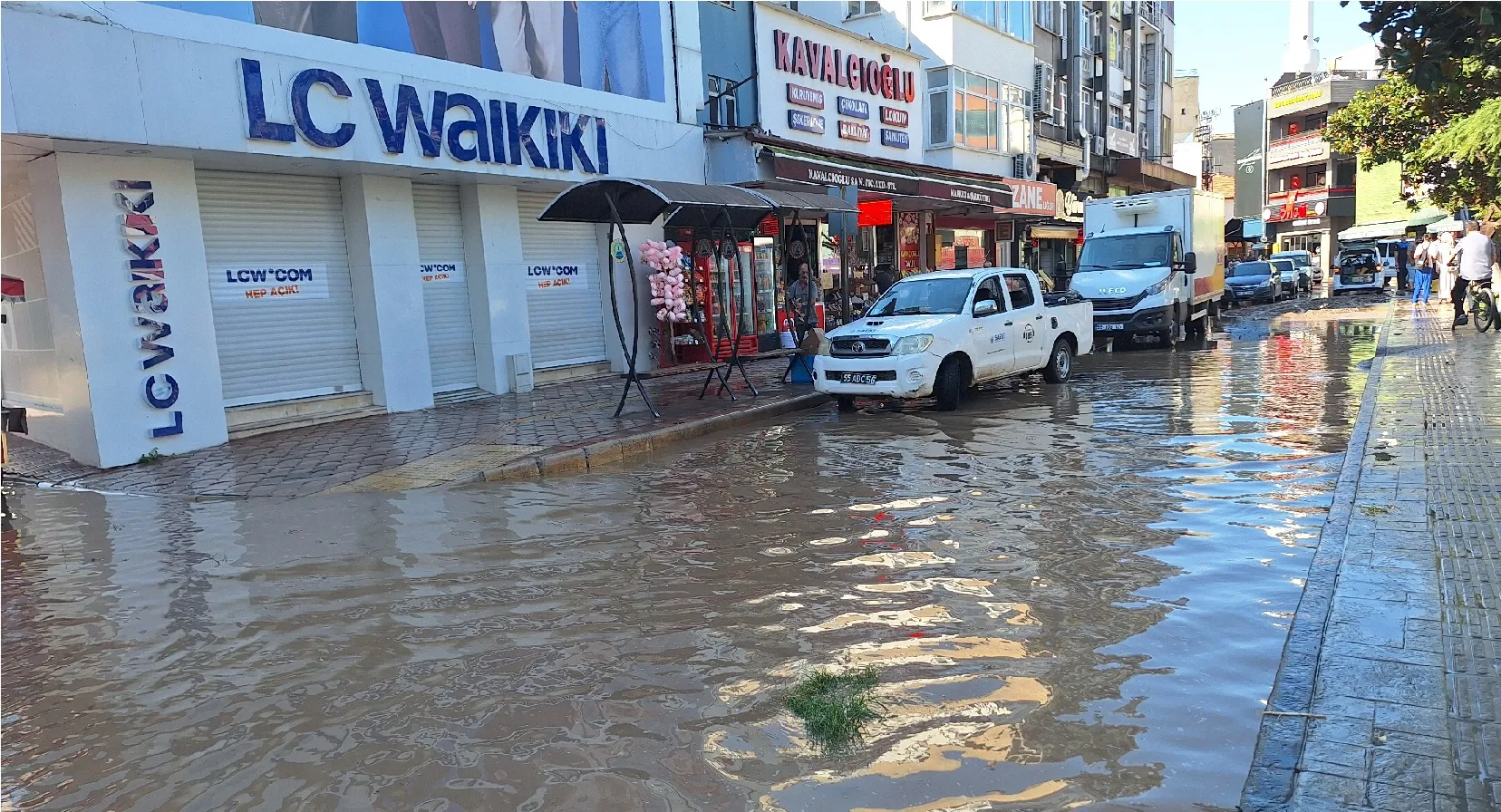 Su borusu patladı, yol su altında kaldı