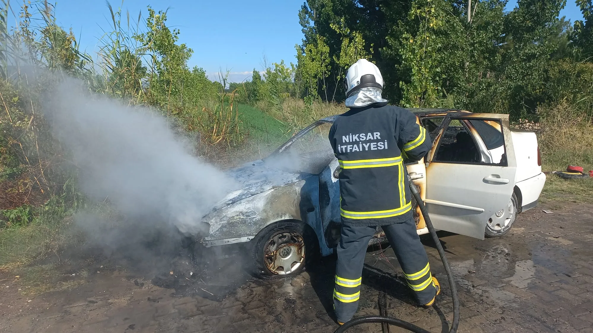 Otomobilde çıkan yangında hasar oluştu