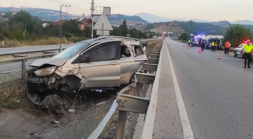 Karabük'te refüje çarpan hafif ticari araçtaki çocuk öldü, 2 kişi yaralandı