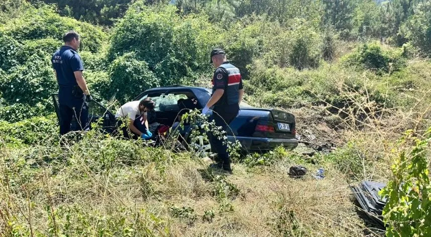 Bolu'da şarampole devrilen otomobildeki 1 kişi öldü, 1 kişi yaralandı