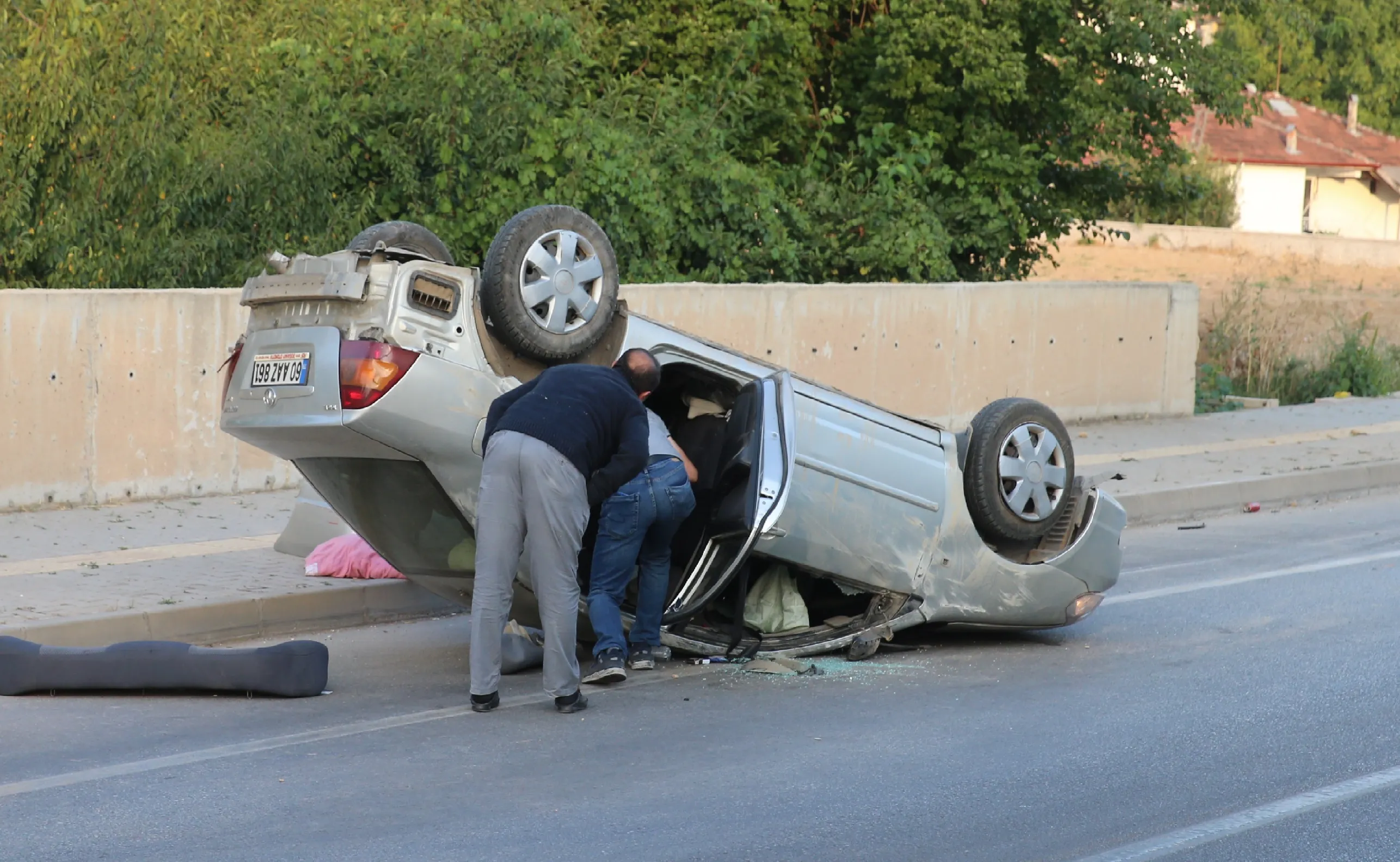 Devrilen otomobildeki aynı aileden 4 kişi yaralandı