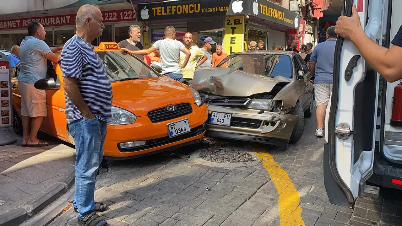 Sürücüsü fenalaşan otomobil, yayaya ve iki araca çarptı