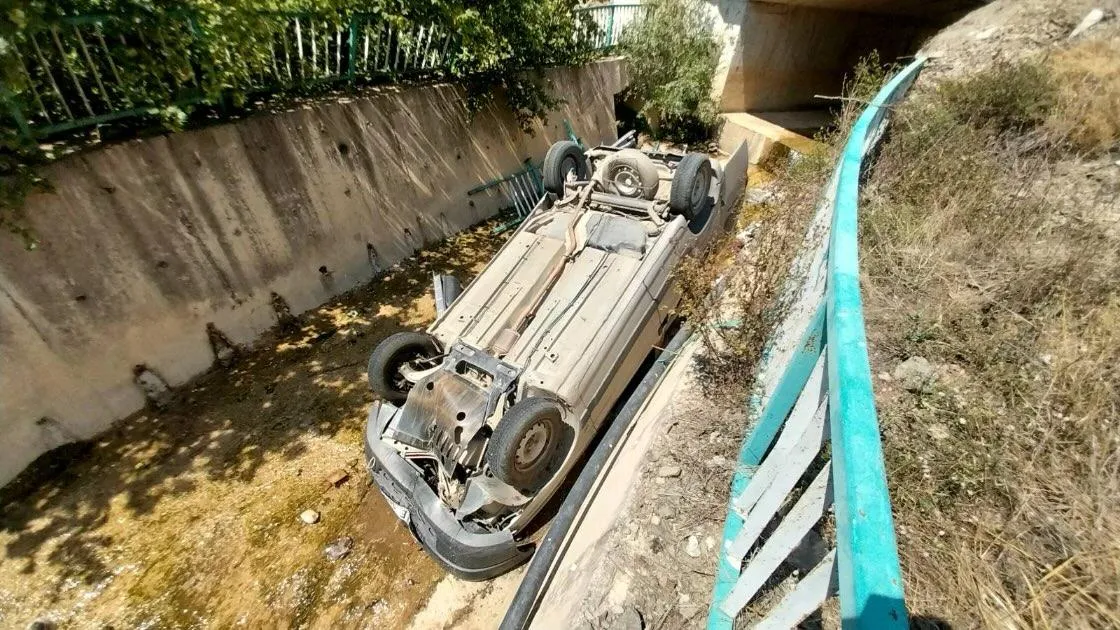 Hafif ticari aracın dere yatağına yuvarlanması sonucu 1 kişi öldü