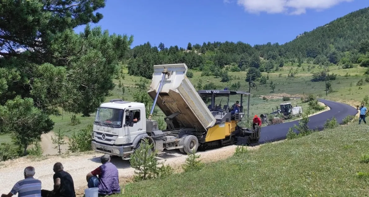 Artvin'de köy yollarında asfaltlama devam ediyor