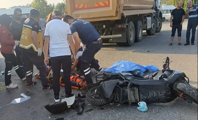 Kamyonla çarpışan motosikletteki 1 kişi öldü, 1 kişi yaralandı