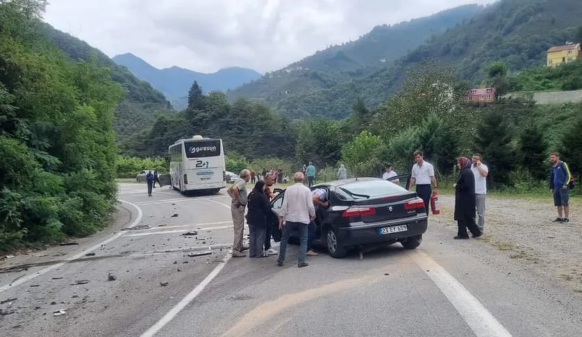 Otobüs ile çarpışan otomobilin sürücüsü ağır yaralandı