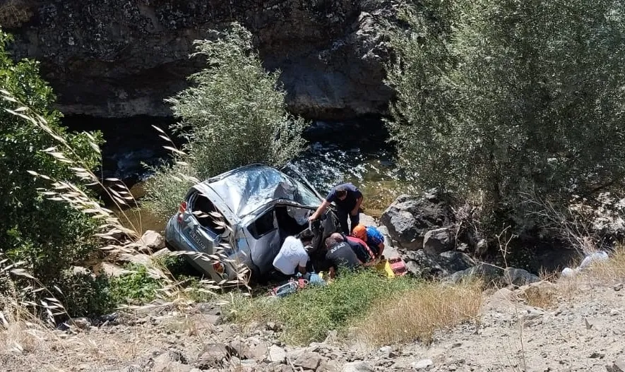 Dere yatağına devrilen otomobilin sürücüsü öldü