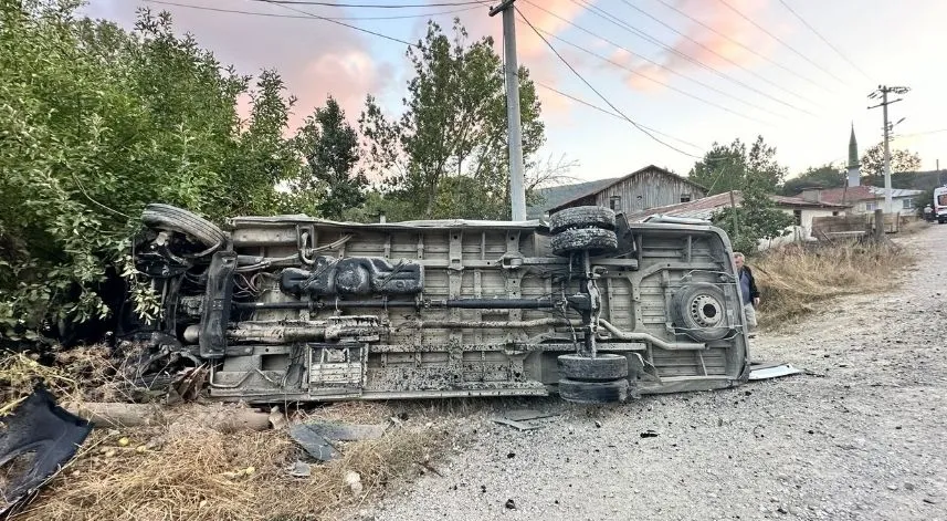 Bolu'da minibüs ile traktörün çarpıştığı kazada 15 kişi yaralandı