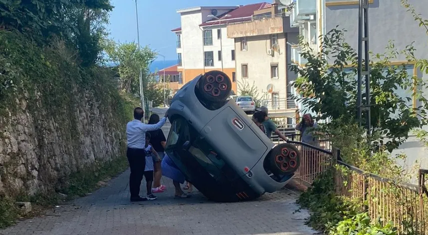 Yüksekten düşen elektrikli otomobilin sürücüsü yaralandı