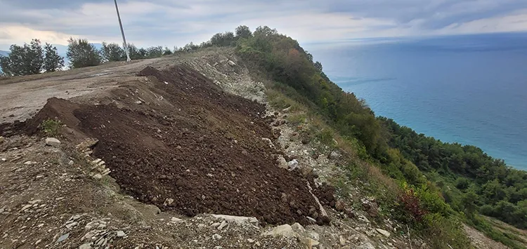 Seyir alanına kaçak dökülen çöp ve molozlar temizlendi