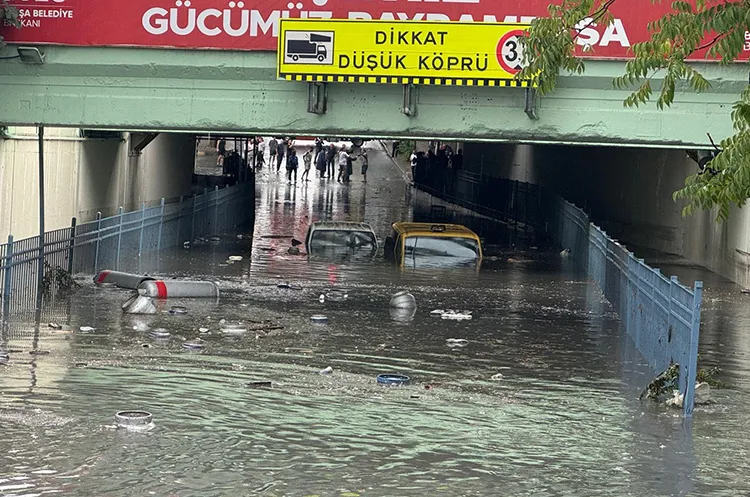 İstanbul'da sağanak hayatı olumsuz etkiliyor